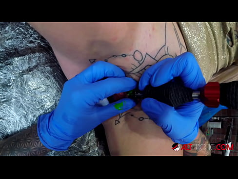 ❤️ Estremamente tatuato hottie Sully Savage ottenuto un tatuaggio sul suo clitoride ❤️ Video di sesso di qualità al it.tubsexercom.ru ❌